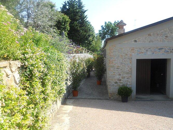 Particolare del muro fiorito con staccionata in legno