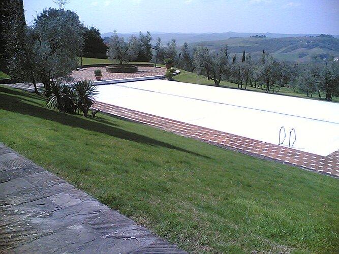 Piscina coperta dal telo protettivo