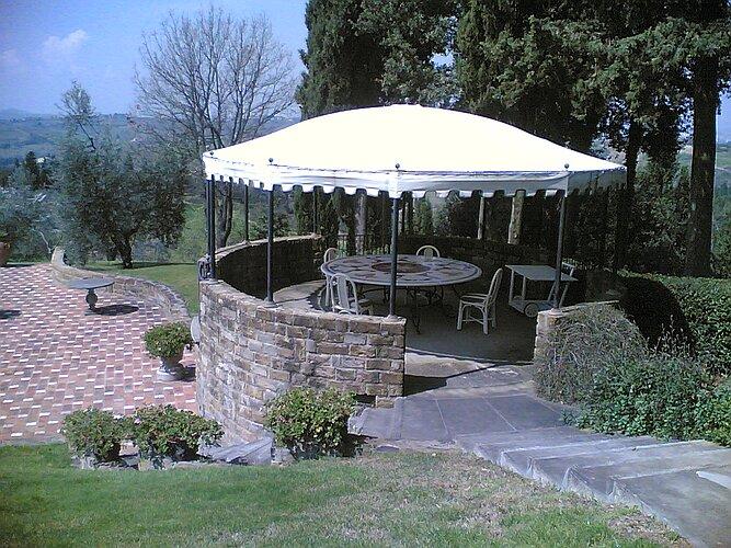 Gazebo sullo sfondo toscano