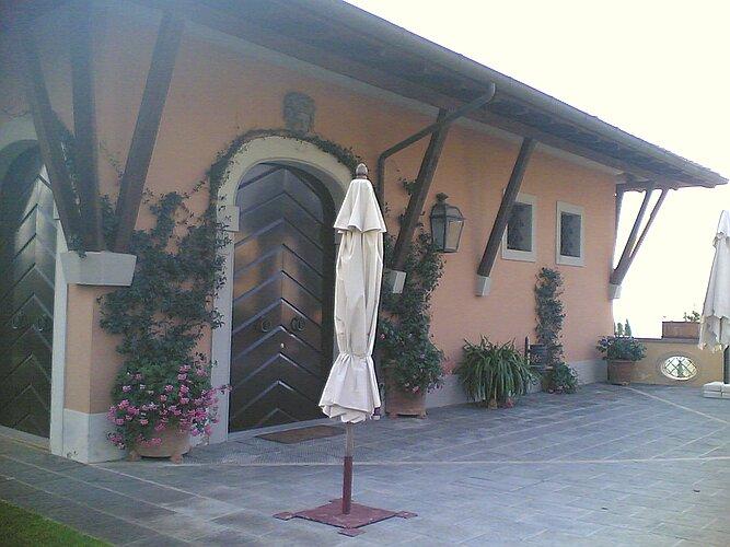 Vasi al muro con gelsomini e gerani parigini