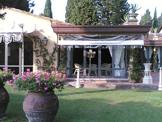 Vasi sul tetto con agavi