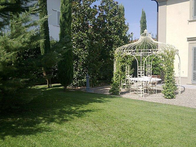 Gazebo esterno con gelsomini